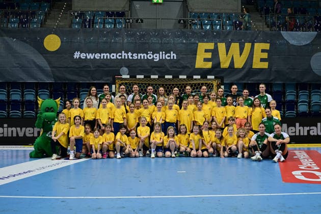 Handball I Frauen I Saison 2025-2026 I 1. HBF I 19. Spieltag I VfL Oldenburg - FRISCH AUF Göppingen I 01.03.2026 Foto mit den Einlaufkindern und VfL Oldenburg Frauen Oldenburg EWE Arena Niedersachsen Deutschland Copyright: xLobeca FelixxSchlikisx