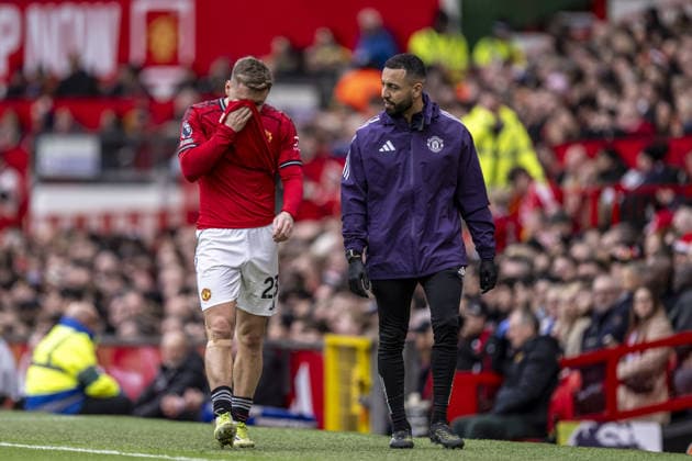 MANCHESTER, ENGLAND - MARCH 1: Luke Shaw of Manchester United, ManU leaves field of play injured during the Premier League match between Manchester United and Crystal Palace on March 1, 2026 at Old Trafford in Manchester, England. (Photo by Will Palmer Sports Press Photo) Copyright: xWillxPalmer SportsxPressxPhotox Sportspressphoto_SPR99225