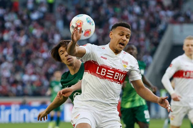 Kento Shiogai (VfL Wolfsburg, 07) und Luca Jaquez (VfB Stuttgart, 14) im Kampf um den Ball , Deutschland, Fussball, 1. Bundesliga, 24.Spieltag, 2025 2026, VfB Stuttgart vs. VfL Wolfsburg, 01.03.2026, Stuttgart MHP Arena Deutschland
