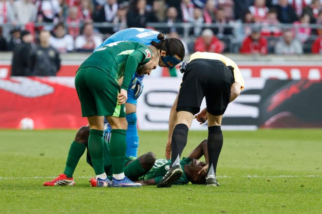 SaÃ«l Kumbedi, Sael (VfL Wolfsburg, 26) verletzt am Boden , Deutschland, Fussball, 1. Bundesliga, 24.Spieltag, 2025 2026, VfB Stuttgart vs. VfL Wolfsburg, 01.03.2026, Stuttgart MHP Arena Deutschland
