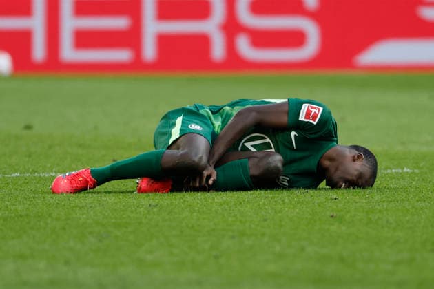 SaÃ«l Kumbedi, Sael (VfL Wolfsburg, 26) verletzt am Boden , Deutschland, Fussball, 1. Bundesliga, 24.Spieltag, 2025 2026, VfB Stuttgart vs. VfL Wolfsburg, 01.03.2026, Stuttgart MHP Arena Deutschland