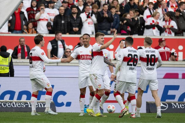Tor zum 3:0 durch Jamie Leweling (VfB Stuttgart 18), Jubel, Torjubel, Bejubelt sein Tor mit Angelo Stiller (VfB Stuttgart, 06), Finn Jeltsch (VfB Stuttgart 29) , Deniz Undav (VfB Stuttgart 26), Chris Fuehrich (VfB Stuttgart, 10). GER, VfB Stuttgart vs. VfL Wolfsburg, Fussball, Herren, 1. Bundesliga, 24. Spieltag, Spielzeit 2025 2026, 01.03.2026, DFL DFB REGULATIONS PROHIBIT ANY USE OF PHOTOGRAPHS AS IMAGE SEQUENCES AND OR QUASI-VIDEO, GER, VfB Stuttgart vs. VfL Wolfsburg, Fussball, Herren, 1. Bundesliga, 24. Spieltag, Spielzeit 2025 2026, 01.03.2026 Stuttgart