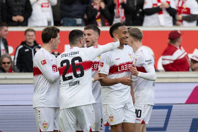 Tor zum 3:0 durch Jamie Leweling (VfB Stuttgart 18), Jubel, Torjubel, Bejubelt sein Tor mit Angelo Stiller (VfB Stuttgart, 06), Deniz Undav (VfB Stuttgart 26), Ermedin Demirovic (VfB Stuttgart, 09) GER, VfB Stuttgart vs. VfL Wolfsburg, Fussball, Herren, 1. Bundesliga, 24. Spieltag, Spielzeit 2025 2026, 01.03.2026, DFL DFB REGULATIONS PROHIBIT ANY USE OF PHOTOGRAPHS AS IMAGE SEQUENCES AND OR QUASI-VIDEO, GER, VfB Stuttgart vs. VfL Wolfsburg, Fussball, Herren, 1. Bundesliga, 24. Spieltag, Spielzeit 2025 2026, 01.03.2026 Stuttgart