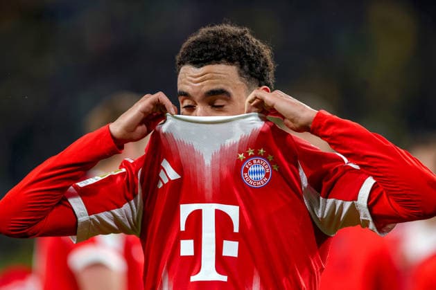 28.02.2026, Fußball, Borussia Dortmund - FC Bayern München, 1. Fußball Bundesliga, 24. Spieltag, Signal Iduna Park, Saison 2025 2026: Jamal Musiala (FC Bayern Muenchen 10) zieht sich das Trikot über den Kopf DFB regulations prohibit any use of photographs as image sequences and or quasi-video. Nordrhein-Westfalen Deutschland *** 28 02 2026, Football, Borussia Dortmund FC Bayern München, 1 Fußball Bundesliga, 24 Matchday, Signal Iduna Park, Saison 2025 2026 Jamal Musiala FC Bayern Muenchen 10 zieht sich das Trikot über den Kopf DFB regulations prohibit any use of photographs as image sequences and or quasi video Nordrhein Westfalen Germany