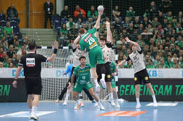 Handball DAIKIN HBL, SC DHfK Leipzig - Bergischer HC; 01.03.2026 William Bogojevic (20, SC DHfK Leipzig) steigt gegen den Abwehrblock zum Wurf hoch. Handball, DAIKIN HBL, 1. Bundesliga, Saison 2025 2026, 23. Spieltag: SC DHfK Leipzig vs. Bergischer HC am 01.03.2026 in der Quarterback Immobilien Arena Leipzig. Copyright: xBEAUTIFULxSPORTS JanxKaeferx