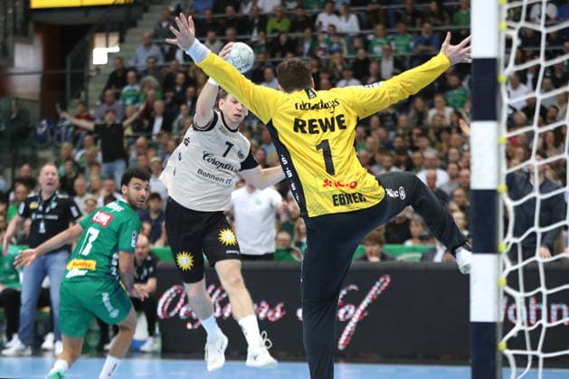 Handball DAIKIN HBL, SC DHfK Leipzig - Bergischer HC; 01.03.2026 Lukas Becher (7, Bergischer HC) wirft gegen Torwart Domenico Ebner (1, SC DHfK Leipzig). Handball, DAIKIN HBL, 1. Bundesliga, Saison 2025 2026, 23. Spieltag: SC DHfK Leipzig vs. Bergischer HC am 01.03.2026 in der Quarterback Immobilien Arena Leipzig. Copyright: xBEAUTIFULxSPORTS JanxKaeferx