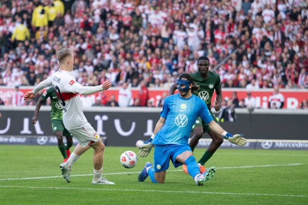 Torchance, Chris Fuehrich (VfB Stuttgart, 10), re. Kamil Grabara (VfL Wolfsburg, 01). GER, VfB Stuttgart vs. VfL Wolfsburg, Fussball, Herren, 1. Bundesliga, 24. Spieltag, Spielzeit 2025 2026, 01.03.2026, DFL DFB REGULATIONS PROHIBIT ANY USE OF PHOTOGRAPHS AS IMAGE SEQUENCES AND OR QUASI-VIDEO, GER, VfB Stuttgart vs. VfL Wolfsburg, Fussball, Herren, 1. Bundesliga, 24. Spieltag, Spielzeit 2025 2026, 01.03.2026 Stuttgart