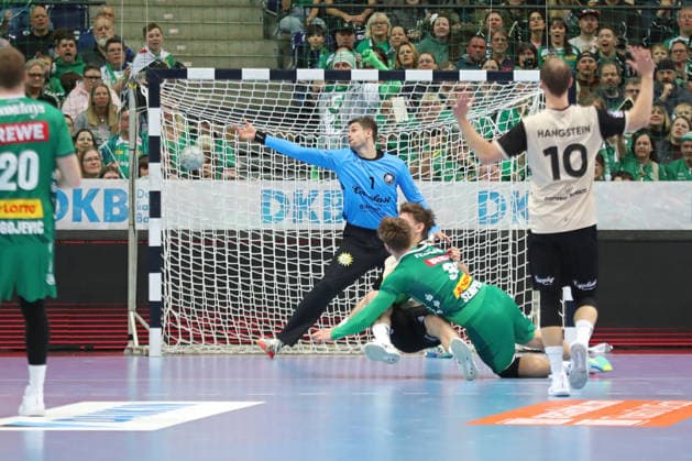 Handball DAIKIN HBL, SC DHfK Leipzig - Bergischer HC; 01.03.2026 Franz Semper (32, SC DHfK Leipzig) erzielt ein Tor gegen Torwart Christopher Rudeck (1, Bergischer HC). Handball, DAIKIN HBL, 1. Bundesliga, Saison 2025 2026, 23. Spieltag: SC DHfK Leipzig vs. Bergischer HC am 01.03.2026 in der Quarterback Immobilien Arena Leipzig. Copyright: xBEAUTIFULxSPORTS JanxKaeferx