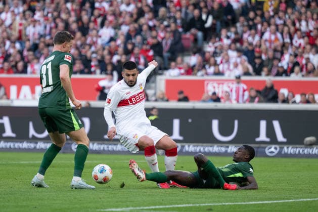 v.li. Yannick Gerhardt (VfL Wolfsburg, 31), Deniz Undav (VfB Stuttgart 26), Marius Mueller (VfL Wolfsburg, 29) Torchance, GER, VfB Stuttgart vs. VfL Wolfsburg, Fussball, Herren, 1. Bundesliga, 24. Spieltag, Spielzeit 2025 2026, 01.03.2026, DFL DFB REGULATIONS PROHIBIT ANY USE OF PHOTOGRAPHS AS IMAGE SEQUENCES AND OR QUASI-VIDEO, GER, VfB Stuttgart vs. VfL Wolfsburg, Fussball, Herren, 1. Bundesliga, 24. Spieltag, Spielzeit 2025 2026, 01.03.2026 Stuttgart