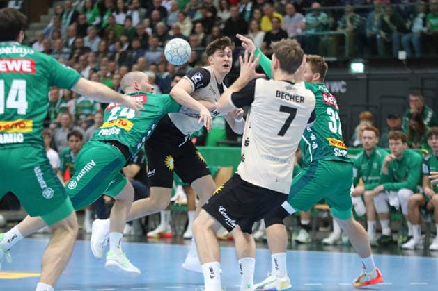 Handball DAIKIN HBL, SC DHfK Leipzig - Bergischer HC; 01.03.2026 Sören Steinhaus (53, Bergischer HC) spielt in Bedrängnis den Pass. Handball, DAIKIN HBL, 1. Bundesliga, Saison 2025 2026, 23. Spieltag: SC DHfK Leipzig vs. Bergischer HC am 01.03.2026 in der Quarterback Immobilien Arena Leipzig. Copyright: xBEAUTIFULxSPORTS JanxKaeferx