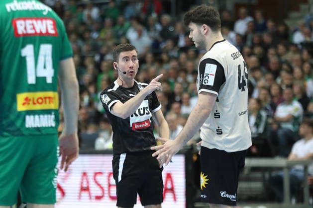 Handball DAIKIN HBL, SC DHfK Leipzig - Bergischer HC; 01.03.2026 Schiedsrichter Philipp Dinges ermahnt Aron Seesing (49, Bergischer HC). Handball, DAIKIN HBL, 1. Bundesliga, Saison 2025 2026, 23. Spieltag: SC DHfK Leipzig vs. Bergischer HC am 01.03.2026 in der Quarterback Immobilien Arena Leipzig. Copyright: xBEAUTIFULxSPORTS JanxKaeferx