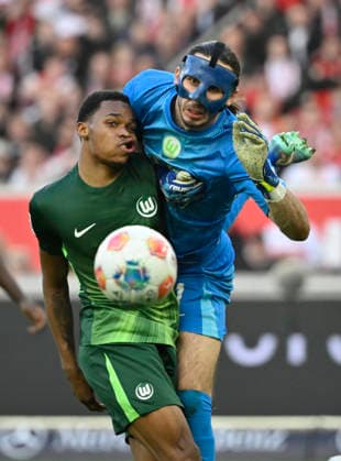 Zusammenprall verletzt Verletzung Torwart Kamil Grabara VfL Wolfsburg (01) gegen Jeanuel Belocian VfL Wolfsburg (06) VfB Stuttgart vs VfL Wolfsburg WOB 01.03.2026 DFL REGULATIONS PROHIBIT ANY USE OF PHOTOGRAPHS AS IMAGE SEQUENCES AND OR QUASI-VIDEO VfB Stuttgart vs VfL Wolfsburg WOB
