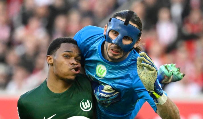 Zusammenprall verletzt Verletzung Torwart Kamil Grabara VfL Wolfsburg (01) gegen Jeanuel Belocian VfL Wolfsburg (06) VfB Stuttgart vs VfL Wolfsburg WOB 01.03.2026 DFL REGULATIONS PROHIBIT ANY USE OF PHOTOGRAPHS AS IMAGE SEQUENCES AND OR QUASI-VIDEO VfB Stuttgart vs VfL Wolfsburg WOB