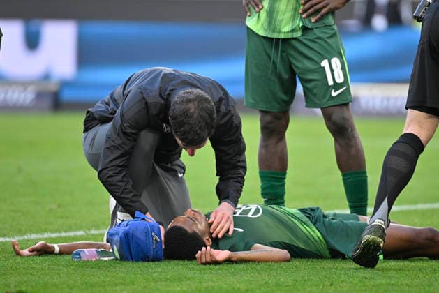 nach Zusammenprall verletzt Verletzung Torwart Kamil Grabara VfL Wolfsburg (01) gegen Jeanuel Belocian VfL Wolfsburg (06) am Boden Betreuer VfB Stuttgart vs VfL Wolfsburg WOB 01.03.2026 DFL REGULATIONS PROHIBIT ANY USE OF PHOTOGRAPHS AS IMAGE SEQUENCES AND OR QUASI-VIDEO VfB Stuttgart vs VfL Wolfsburg WOB