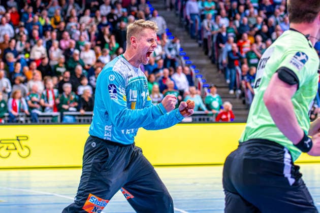 Kristian Saeveras (FRISCH AUF! Göppingen, Nr. 12) (v.l.), TSV Hannover-Burgdorf (grün) gegen FRISCH AUF! Göppingen (weiß) am 23. Spieltag der Saison 2025 2026 in der DAIKIN Handball-Bundesliga (01.03.2026, ZAG Arena (Hannover, GER), Copyright: xJanxGuentherx xTSVxHannover-Burgdorfx