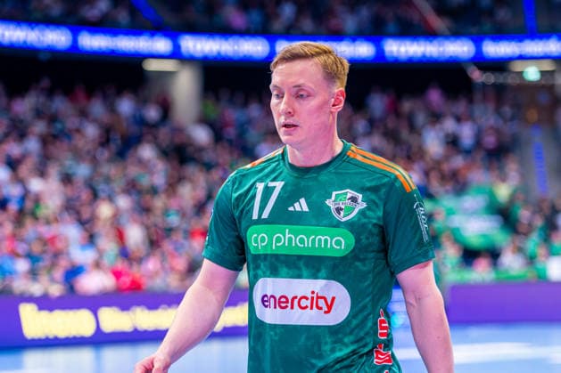 August Pedersen (TSV Hannover-Burgdorf, Nr. 17) (v.l.), TSV Hannover-Burgdorf (grün) gegen FRISCH AUF! Göppingen (weiß) am 23. Spieltag der Saison 2025 2026 in der DAIKIN Handball-Bundesliga (01.03.2026, ZAG Arena (Hannover, GER), Copyright: xJanxGuentherx xTSVxHannover-Burgdorfx