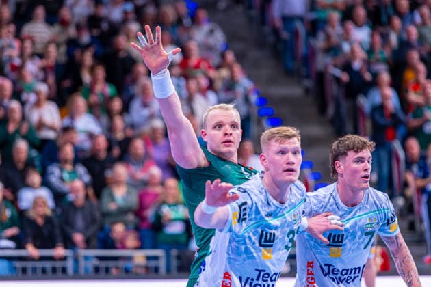 Justus Fischer (TSV Hannover-Burgdorf, Nr. 54) (v.l.), TSV Hannover-Burgdorf (grün) gegen FRISCH AUF! Göppingen (weiß) am 23. Spieltag der Saison 2025 2026 in der DAIKIN Handball-Bundesliga (01.03.2026, ZAG Arena (Hannover, GER), Copyright: xJanxGuentherx xTSVxHannover-Burgdorfx