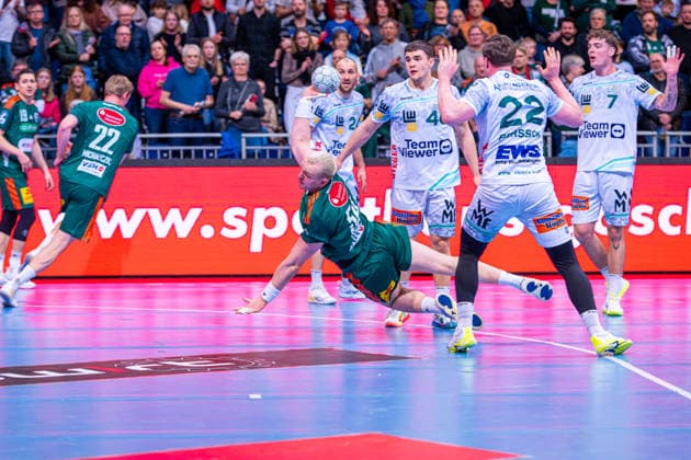 Justus Fischer (TSV Hannover-Burgdorf, Nr. 54) (v.l.), TSV Hannover-Burgdorf (grün) gegen FRISCH AUF! Göppingen (weiß) am 23. Spieltag der Saison 2025 2026 in der DAIKIN Handball-Bundesliga (01.03.2026, ZAG Arena (Hannover, GER), Copyright: xJanxGuentherx xTSVxHannover-Burgdorfx