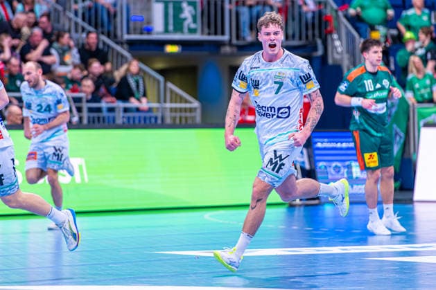 Victor Klöve (FRISCH AUF! Göppingen, Nr. 7) (v.l.), TSV Hannover-Burgdorf (grün) gegen FRISCH AUF! Göppingen (weiß) am 23. Spieltag der Saison 2025 2026 in der DAIKIN Handball-Bundesliga (01.03.2026, ZAG Arena (Hannover, GER), Copyright: xJanxGuentherx xTSVxHannover-Burgdorfx