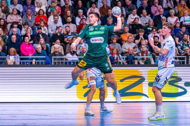 Renars Uscins (TSV Hannover-Burgdorf, Nr. 10) (v.l.), TSV Hannover-Burgdorf (grün) gegen FRISCH AUF! Göppingen (weiß) am 23. Spieltag der Saison 2025 2026 in der DAIKIN Handball-Bundesliga (01.03.2026, ZAG Arena (Hannover, GER), Copyright: xJanxGuentherx xTSVxHannover-Burgdorfx