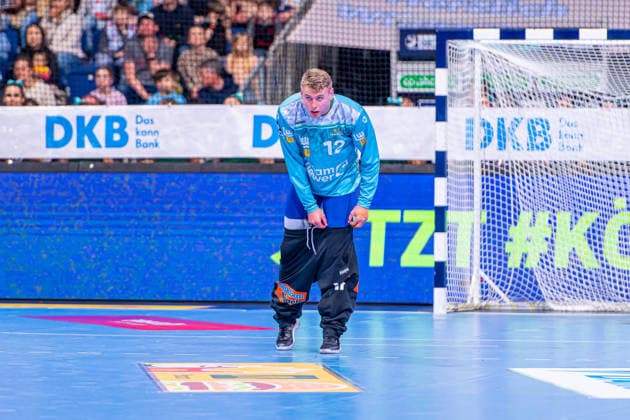Kristian Saeveras (FRISCH AUF! Göppingen, Nr. 12) (v.l.), TSV Hannover-Burgdorf (grün) gegen FRISCH AUF! Göppingen (weiß) am 23. Spieltag der Saison 2025 2026 in der DAIKIN Handball-Bundesliga (01.03.2026, ZAG Arena (Hannover, GER), Copyright: xJanxGuentherx xTSVxHannover-Burgdorfx