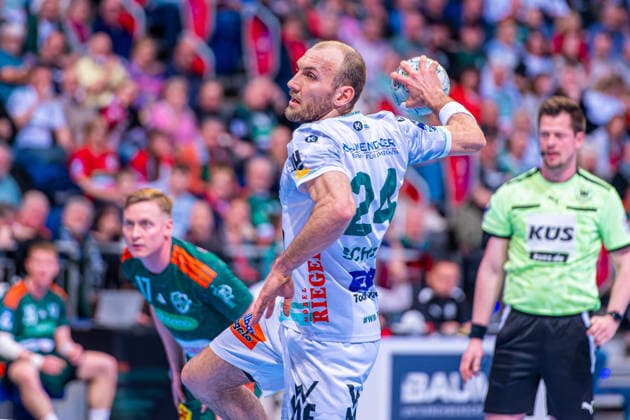 Marcel Schiller (FRISCH AUF! Göppingen, Nr. 24) (v.l.), TSV Hannover-Burgdorf (grün) gegen FRISCH AUF! Göppingen (weiß) am 23. Spieltag der Saison 2025 2026 in der DAIKIN Handball-Bundesliga (01.03.2026, ZAG Arena (Hannover, GER), Copyright: xJanxGuentherx xTSVxHannover-Burgdorfx