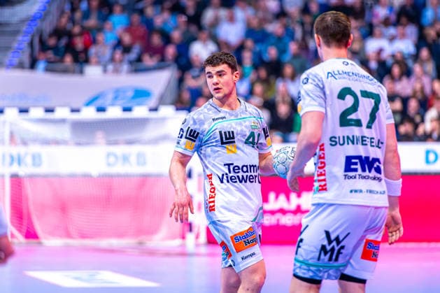 Elias Newel (FRISCH AUF! Göppingen, Nr. 40) (v.l.), TSV Hannover-Burgdorf (grün) gegen FRISCH AUF! Göppingen (weiß) am 23. Spieltag der Saison 2025 2026 in der DAIKIN Handball-Bundesliga (01.03.2026, ZAG Arena (Hannover, GER), Copyright: xJanxGuentherx xTSVxHannover-Burgdorfx