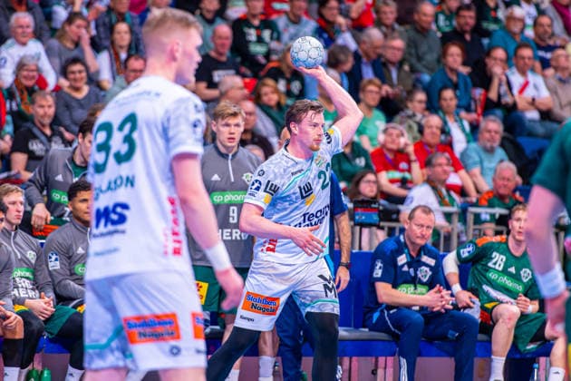 Erik Persson (FRISCH AUF! Göppingen, Nr. 22) (v.l.), TSV Hannover-Burgdorf (grün) gegen FRISCH AUF! Göppingen (weiß) am 23. Spieltag der Saison 2025 2026 in der DAIKIN Handball-Bundesliga (01.03.2026, ZAG Arena (Hannover, GER), Copyright: xJanxGuentherx xTSVxHannover-Burgdorfx