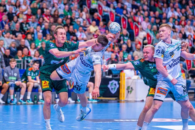 Elias Newel (FRISCH AUF! Göppingen, Nr. 40) (v.l.), TSV Hannover-Burgdorf (grün) gegen FRISCH AUF! Göppingen (weiß) am 23. Spieltag der Saison 2025 2026 in der DAIKIN Handball-Bundesliga (01.03.2026, ZAG Arena (Hannover, GER), Copyright: xJanxGuentherx xTSVxHannover-Burgdorfx