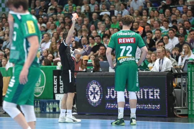 Handball DAIKIN HBL, SC DHfK Leipzig - Bergischer HC; 01.03.2026 Tim Hertzfeld (72, SC DHfK Leipzig) sieht nach grobem Foul die Rote Karte, Platzverweis. Handball, DAIKIN HBL, 1. Bundesliga, Saison 2025 2026, 23. Spieltag: SC DHfK Leipzig vs. Bergischer HC am 01.03.2026 in der Quarterback Immobilien Arena Leipzig. Copyright: xBEAUTIFULxSPORTS JanxKaeferx