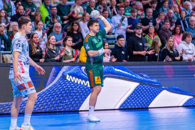 Renars Uscins (TSV Hannover-Burgdorf, Nr. 10) (v.l.), TSV Hannover-Burgdorf (grün) gegen FRISCH AUF! Göppingen (weiß) am 23. Spieltag der Saison 2025 2026 in der DAIKIN Handball-Bundesliga (01.03.2026, ZAG Arena (Hannover, GER), Copyright: xJanxGuentherx xTSVxHannover-Burgdorfx