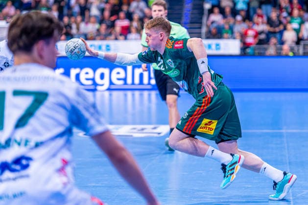 Jonathan Edvardsson (TSV Hannover-Burgdorf, Nr. 26) (v.l.), TSV Hannover-Burgdorf (grün) gegen FRISCH AUF! Göppingen (weiß) am 23. Spieltag der Saison 2025 2026 in der DAIKIN Handball-Bundesliga (01.03.2026, ZAG Arena (Hannover, GER), Copyright: xJanxGuentherx xTSVxHannover-Burgdorfx