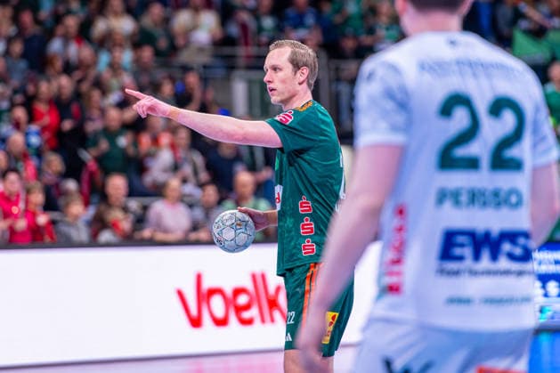 Marian Michalczik (TSV Hannover-Burgdorf, Nr. 22) (v.l.), TSV Hannover-Burgdorf (grün) gegen FRISCH AUF! Göppingen (weiß) am 23. Spieltag der Saison 2025 2026 in der DAIKIN Handball-Bundesliga (01.03.2026, ZAG Arena (Hannover, GER), Copyright: xJanxGuentherx xTSVxHannover-Burgdorfx