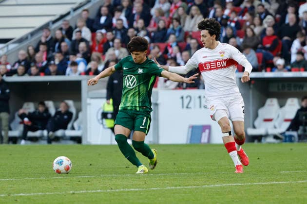 Kento Shiogai (VfL Wolfsburg, 07) und Ameen Al Dakhil (VfB Stuttgart, 02) im Laufduell , Deutschland, Fussball, 1. Bundesliga, 24.Spieltag, 2025 2026, VfB Stuttgart vs. VfL Wolfsburg, 01.03.2026, Stuttgart MHP Arena Deutschland
