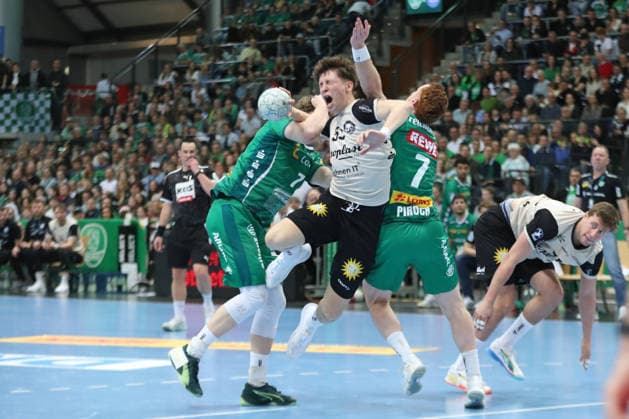 Handball DAIKIN HBL, SC DHfK Leipzig - Bergischer HC; 01.03.2026 Sören Steinhaus (53, Bergischer HC) wird von Tim Hertzfeld (72, SC DHfK Leipzig links) auf Kosten einer Roten Karte groß gefoult. Handball, DAIKIN HBL, 1. Bundesliga, Saison 2025 2026, 23. Spieltag: SC DHfK Leipzig vs. Bergischer HC am 01.03.2026 in der Quarterback Immobilien Arena Leipzig. Copyright: xBEAUTIFULxSPORTS JanxKaeferx