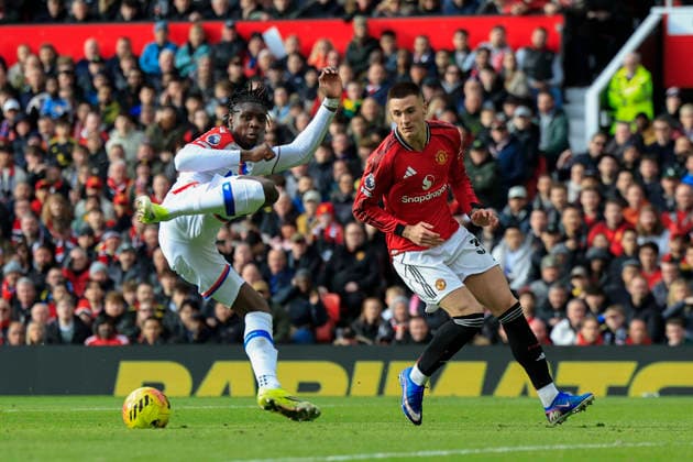 Manchester United, ManU v Crystal Palace, Premier League Jaydee Canvot (23) of Crystal Palace clears the ball watched by Benjamin Sesko (30) of Manchester United during the Premier League match between Manchester United and Crystal Palace at Old Trafford, Manchester, UK on 1 March 2026. Manchester Old Trafford Greater Manchester UK Editorial use only DataCo restrictions apply See www.football-dataco.com , Copyright: xConorxMolloyx PSI-23823-0061