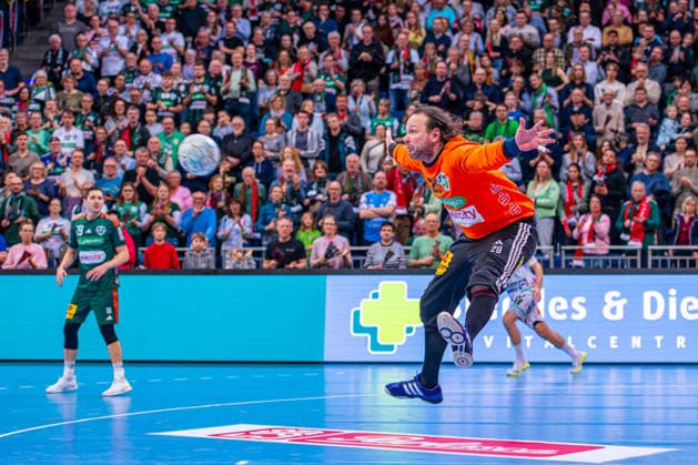 Nikolas Katsigiannis (TSV Hannover-Burgdorf, Nr. 29) (v.l.), TSV Hannover-Burgdorf (grün) gegen FRISCH AUF! Göppingen (weiß) am 23. Spieltag der Saison 2025 2026 in der DAIKIN Handball-Bundesliga (01.03.2026, ZAG Arena (Hannover, GER), Copyright: xJanxGuentherx xTSVxHannover-Burgdorfx