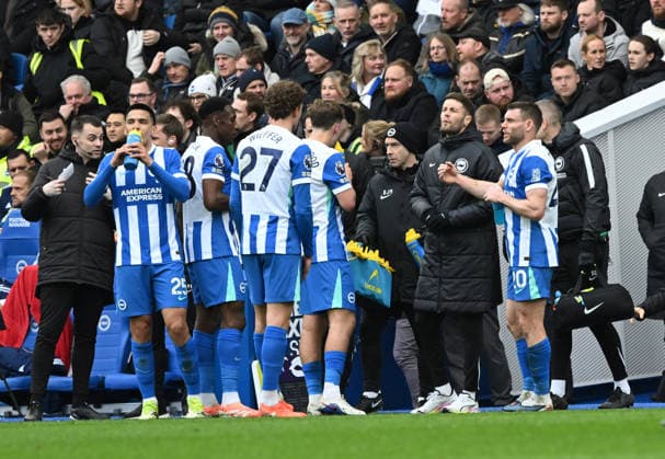 Brighton head coach Fabian Hurzeler speaks to his team during a break in play during the Premier League match between Brighton and Hove Albion and Nottingham Forest at the American Express Stadium, Brighton UK - Sunday 1st March 2026 Brighton v Nottingham Forest Premier League Football, Amex Stadium, Sussex, UK - 01 Mar 2026Brighton Amex Stadium Sussex United Kingdom Editorial use only. No merchandising. For Football images FA and Premier League restrictions apply inc. no internet mobile usage without FAPL license - for details contact Football Dataco  Copyright: xLizxFinlayson TPI Shutterstockx 16718466an