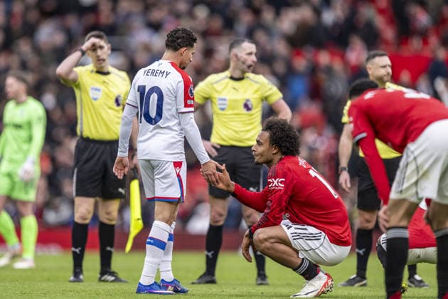 MANCHESTER, ENGLAND - MARCH 1: Yeremi Pino of Crystal Palace shakes hands with Joshua Zirkzee of Manchester United, ManU after the Premier League match between Manchester United and Crystal Palace on March 1, 2026 at Old Trafford in Manchester, England. (Photo by Will Palmer Sports Press Photo) Copyright: xWillxPalmer SportsxPressxPhotox Sportspressphoto_SPR99256