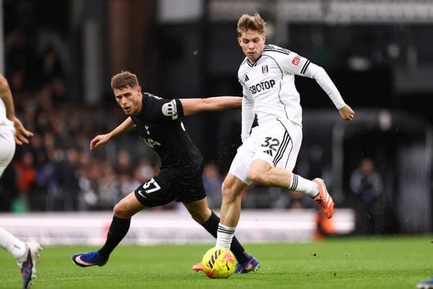 Fulham v Tottenham Hotspur 01 March 2026, London - Premier League Football - Fulham v Tottenham Hotspur - Micky van de Ven of Tottenham Hotspur and Emile Smith Rowe of Fulham - Photo: Jacques Feeney Offside. London UK Copyright: xJacquesxFeeneyx xOffsidexOffside