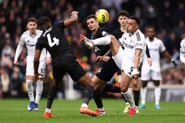Fulham v Tottenham Hotspur 01 March 2026, London - Premier League Football - Fulham v Tottenham Hotspur - Rodrigo Muniz of Fulham stretches to take a touch - Photo: Jacques Feeney Offside. London UK Copyright: xJacquesxFeeneyx xOffsidexOffside