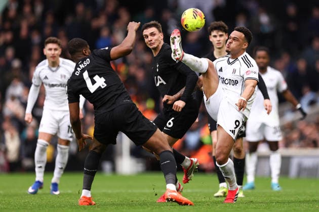Fulham v Tottenham Hotspur 01 March 2026, London - Premier League Football - Fulham v Tottenham Hotspur - Rodrigo Muniz of Fulham stretches to take a touch - Photo: Jacques Feeney Offside. London UK Copyright: xJacquesxFeeneyx xOffsidexOffside