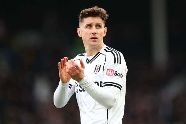 Tom Cairney of Fulham applauds fans at full time Fulham v Tottenham Hotspur, Premier League, Football, Craven Cottage, London, UK - 01 Mar 2026London Craven Cottage United Kingdom EDITORIAL USE ONLY No use with unauthorised audio, video, data, fixture lists, club league logos or live services. Online in-match use limited to 120 images, no video emulation. No use in betting, games or single club league player publications. Copyright: xSimonxDael Shutterstockx 16708827dg