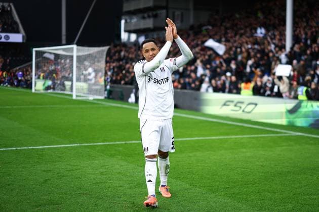 Kenny Tete of Fulham applauds fans at full time Fulham v Tottenham Hotspur, Premier League, Football, Craven Cottage, London, UK - 01 Mar 2026London Craven Cottage United Kingdom EDITORIAL USE ONLY No use with unauthorised audio, video, data, fixture lists, club league logos or live services. Online in-match use limited to 120 images, no video emulation. No use in betting, games or single club league player publications. Copyright: xSimonxDael Shutterstockx 16708827di