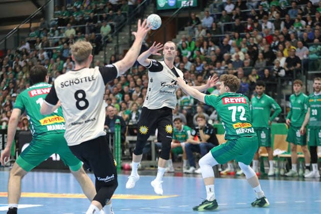 Handball DAIKIN HBL, SC DHfK Leipzig - Bergischer HC; 01.03.2026 Fynn Hangstein (10, Bergischer HC) wird von Tim Hertzfeld (72, SC DHfK Leipzig) bedrängt. Handball, DAIKIN HBL, 1. Bundesliga, Saison 2025 2026, 23. Spieltag: SC DHfK Leipzig vs. Bergischer HC am 01.03.2026 in der Quarterback Immobilien Arena Leipzig. Copyright: xBEAUTIFULxSPORTS JanxKaeferx