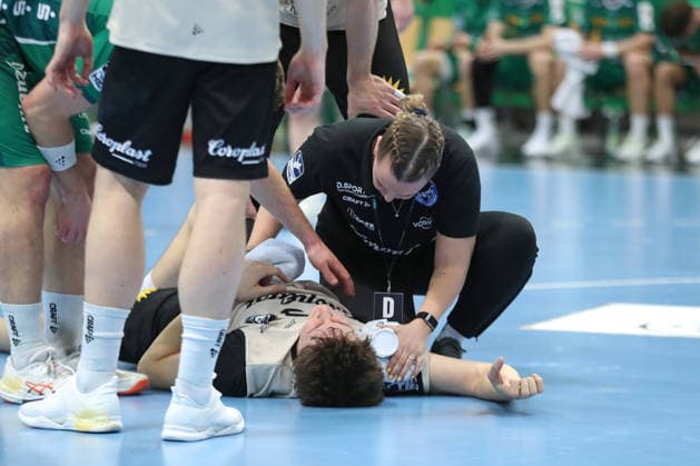 Handball DAIKIN HBL, SC DHfK Leipzig - Bergischer HC; 01.03.2026 Sören Steinhaus (53, Bergischer HC) muss nach grobem Foul von Franziska Wittig (Bergischer HC) auf dem Feld behandelt werden. Handball, DAIKIN HBL, 1. Bundesliga, Saison 2025 2026, 23. Spieltag: SC DHfK Leipzig vs. Bergischer HC am 01.03.2026 in der Quarterback Immobilien Arena Leipzig. Copyright: xBEAUTIFULxSPORTS JanxKaeferx
