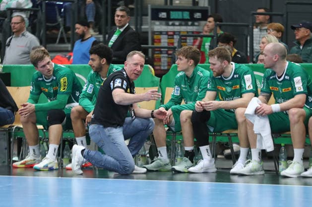 Handball DAIKIN HBL, SC DHfK Leipzig - Bergischer HC; 01.03.2026 Cheftrainer Frank Carstens (SC DHfK Leipzig) gibt Anweisungen. Handball, DAIKIN HBL, 1. Bundesliga, Saison 2025 2026, 23. Spieltag: SC DHfK Leipzig vs. Bergischer HC am 01.03.2026 in der Quarterback Immobilien Arena Leipzig. Copyright: xBEAUTIFULxSPORTS JanxKaeferx