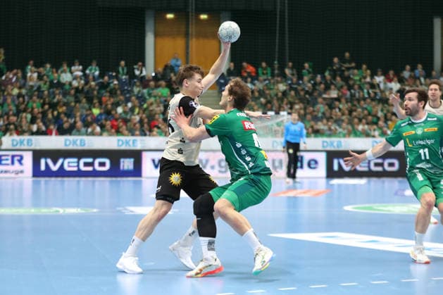 Handball DAIKIN HBL, SC DHfK Leipzig - Bergischer HC; 01.03.2026 Julian Fuchs (46, Bergischer HC mit Ball) gegen Blaer Hinriksson (44, SC DHfK Leipzig). Handball, DAIKIN HBL, 1. Bundesliga, Saison 2025 2026, 23. Spieltag: SC DHfK Leipzig vs. Bergischer HC am 01.03.2026 in der Quarterback Immobilien Arena Leipzig. Copyright: xBEAUTIFULxSPORTS JanxKaeferx