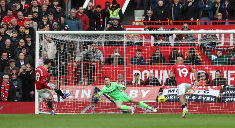 Manchester United, ManU v Crystal Palace, Premier League, Old Trafford, Manchester. Times Photographer Bradley Ormesher. 1.3.2026. Manchester United v Crystal Palace, Premier League, Old Trafford, Manchester. Times Photographer Bradley Ormesher. Bruno Fernandez equalises from the penalty spot.  Copyright: xBradleyxOrmesherx NINTCHDBPICT001063131424