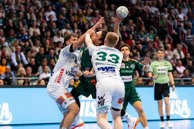 Leif TISSIER (TSV Hannover-Burgdorf, 07) im Zweikampf gegen Victor KLOEVE (FRISCH AUF! Goeppingen, 07) und Ymir GISLASON (FRISCH AUF! Goeppingen, 33) GER, TSV Hannover-Burgdorf vs. FRISCH AUF! Goeppingen, Handball, Bundesliga, 23. Spieltag, Spielzeit 2025 2026, 01.03.2026, GER, TSV Hannover-Burgdorf vs. FRISCH AUF! Goeppingen, Handball, Bundesliga, 23. Spieltag, Spielzeit 2025 2026, 01.03.2026, Hannover Copyright: xEibnerxPressefoto OliverxSchmidtx EP_OST